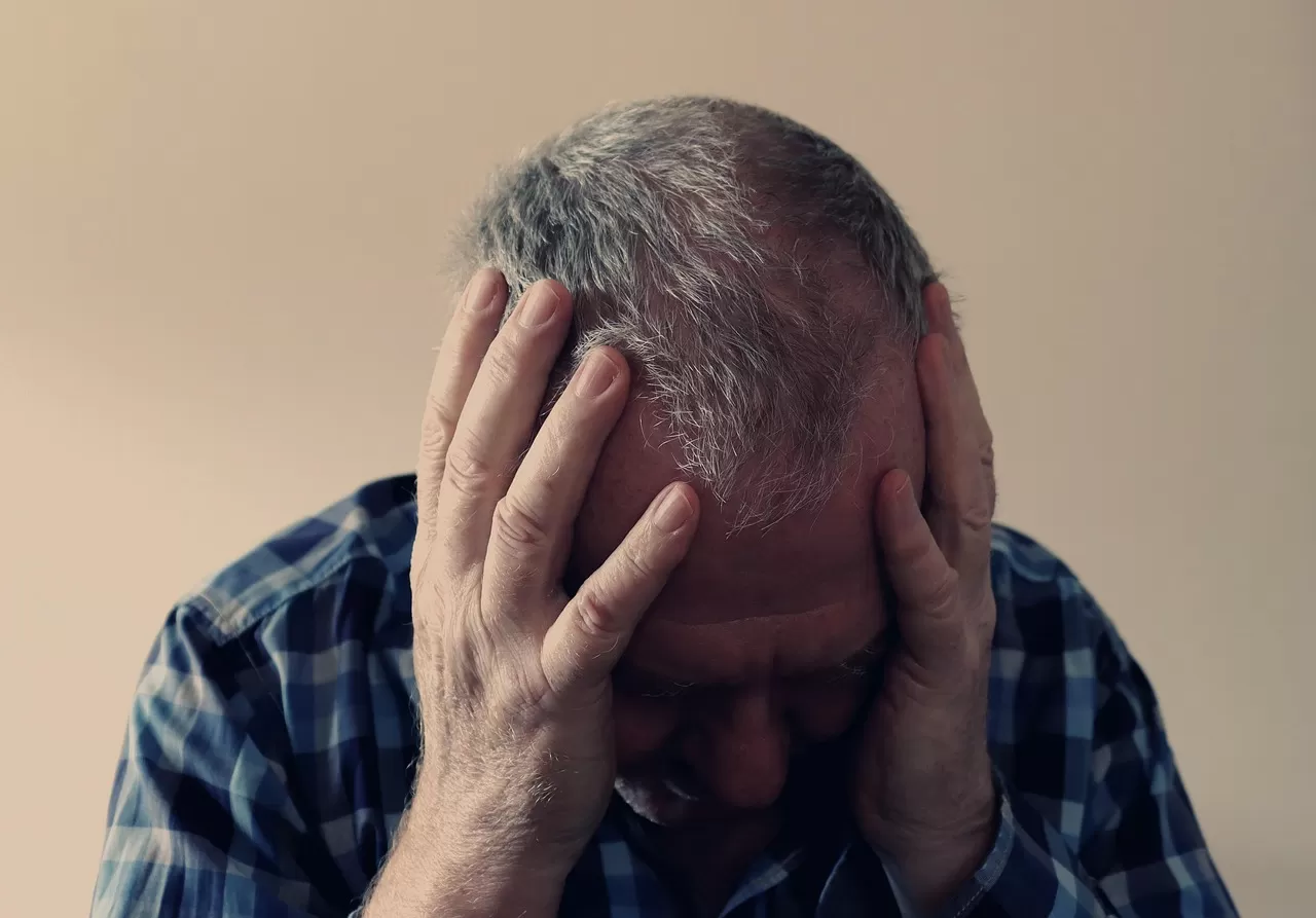 Bipolar Symptoms vs Depression Signs: Understanding Mood Disorder Differences That Doctors Monitor